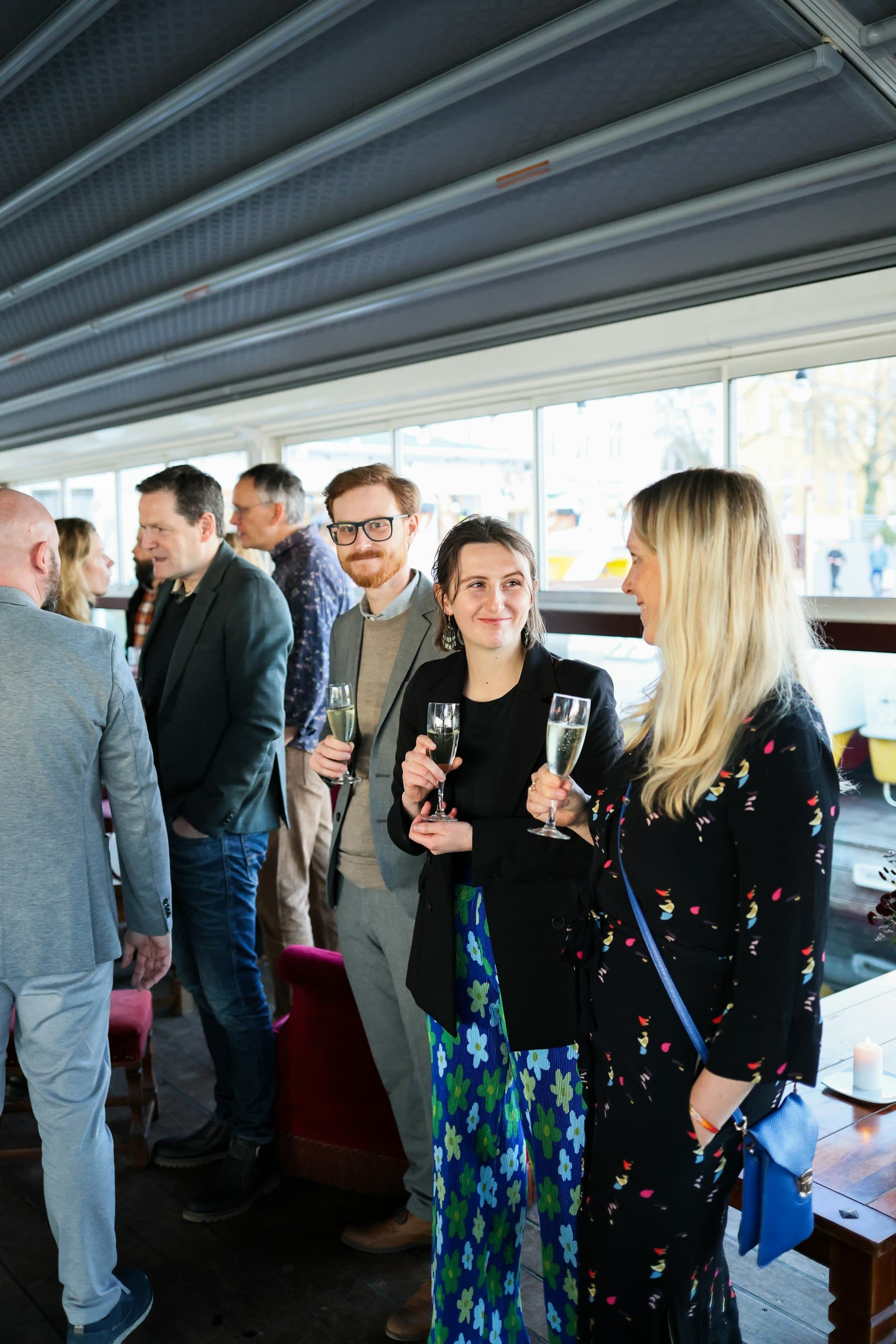 Gasten met een glas in de hand tijdens een bedrijfsborrel