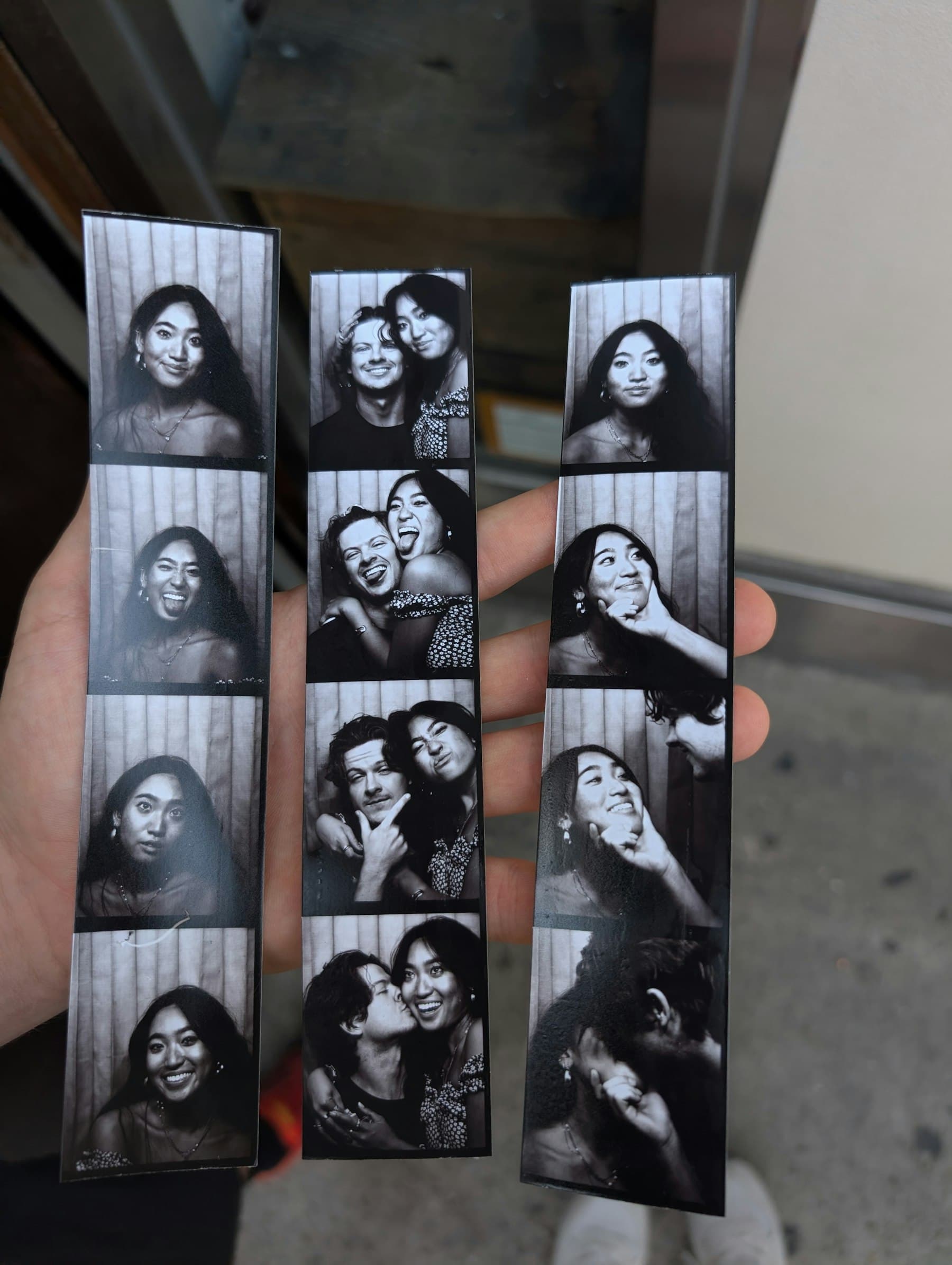 Geprinte fotostrips in de hand